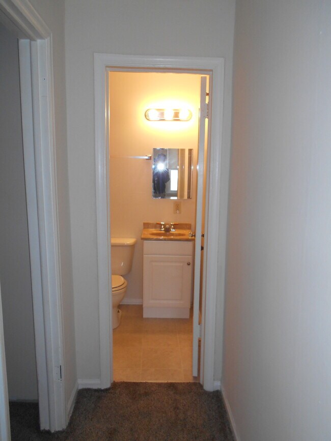 Building Photo - 804 S Crestway St