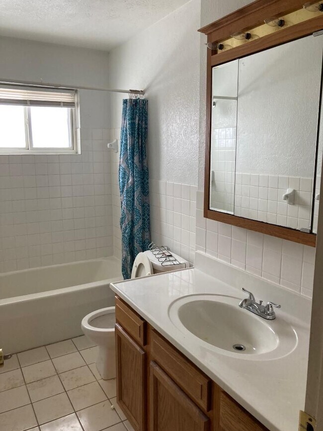 Building Photo - 2 Bedroom Condo for Rent  Warrenville HTS