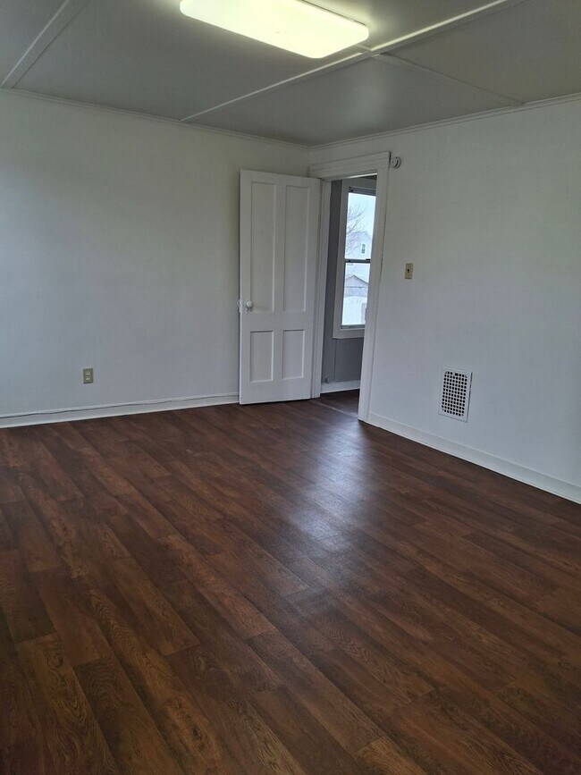 Building Photo - 246 Lynwood Ave