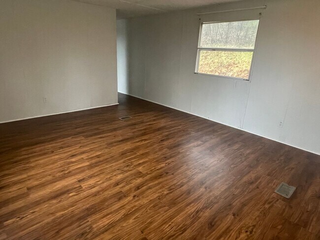 Building Photo - Adorable 2 Bedroom with Amazing Mountain Views!