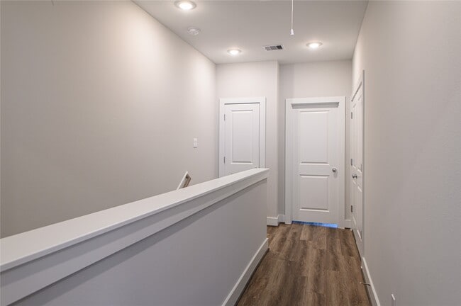 Building Photo - 1274 N Post Oak Rd