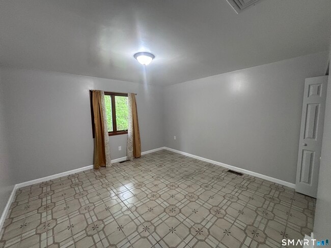 Building Photo - 409 Oak Ave