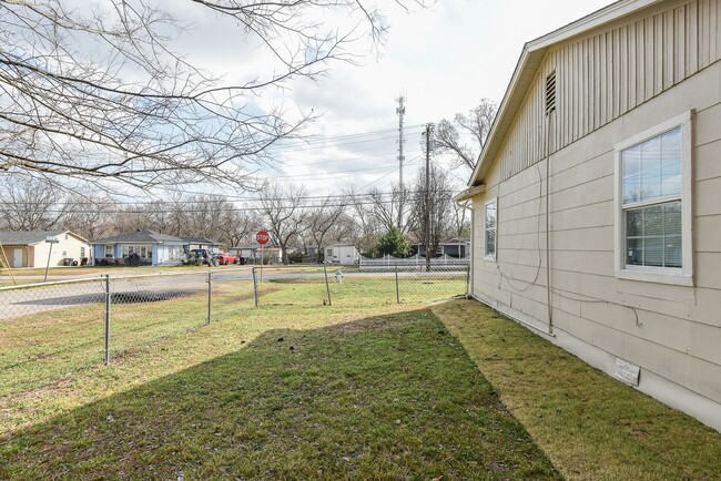 Building Photo - 1302  Stanford- House