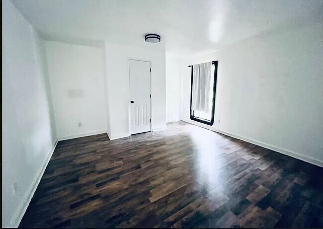 Building Photo - 343 5th St