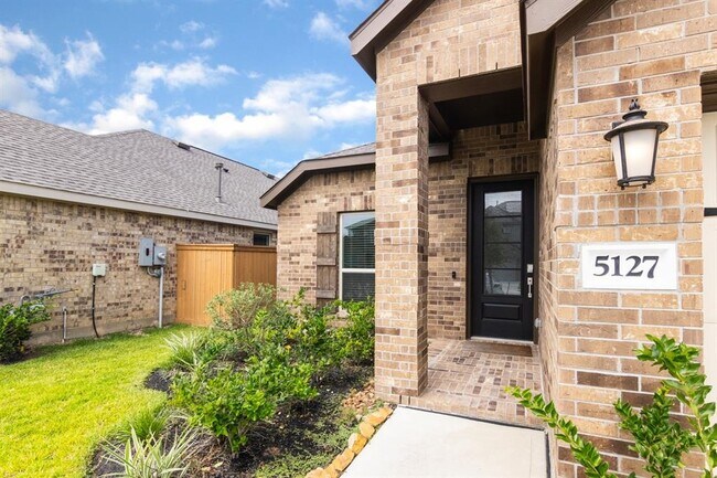 Building Photo - 5127 Blessing Dr