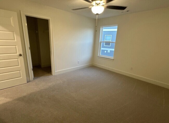 Building Photo - 5049 Greentree Dr