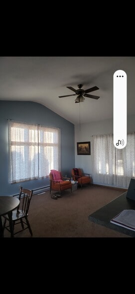 Living room/kitchenette - 2053 Division St