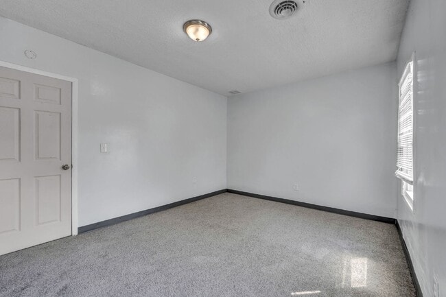 Building Photo - Spacious 5 Bedroom - Vouchers Accepted