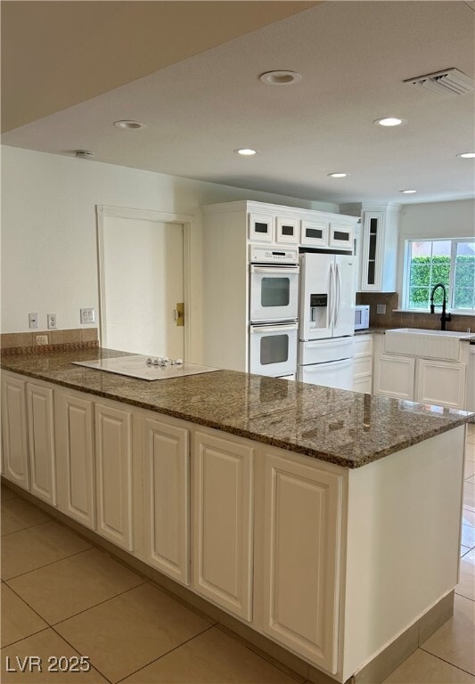 Building Photo - 3304 Cll De El Cortez