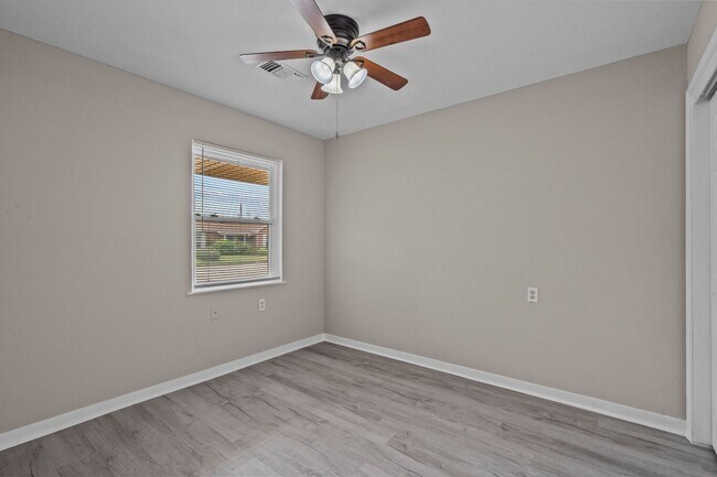 Building Photo - Great 3 Bedroom close to the Beach!