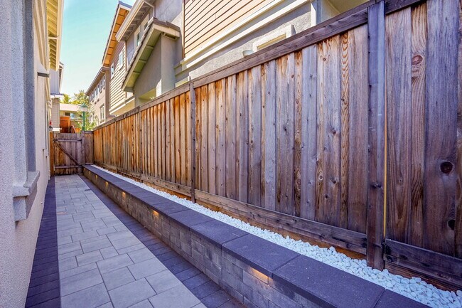 Building Photo - 3893 Villa Vista Pl