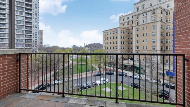 Building Photo - 1926 N Lincoln Park W