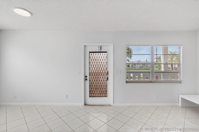 Building Photo - 360 Fanshaw I