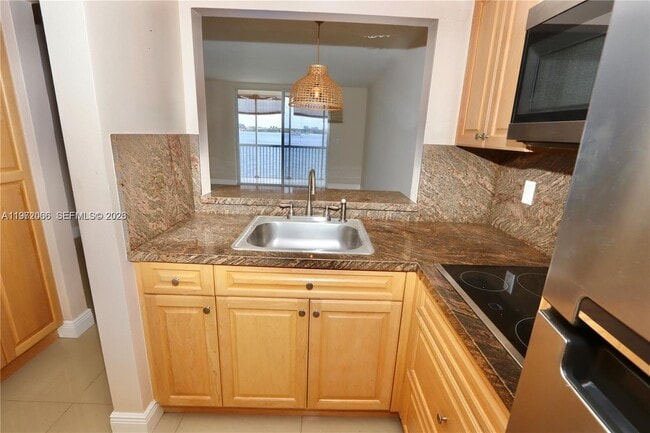 Building Photo - 2910 Point E Dr