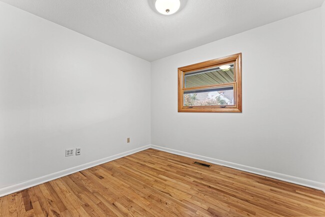 Building Photo - 2 bedroom 1 bath house available- Fernhill...