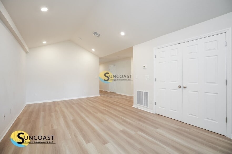 Building Photo - 448 Tioga St