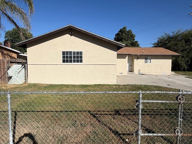 Building Photo - Newley Remodeled 3 BD 2 BA house with Big lot in SW Bakersfield
