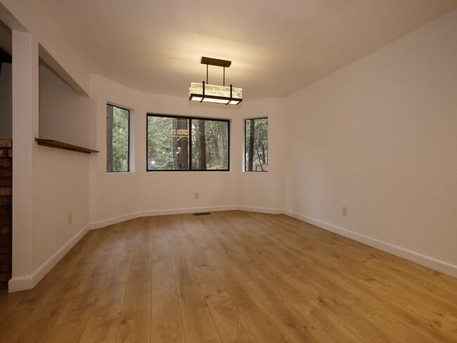 Building Photo - 18111 N Meadow Dr