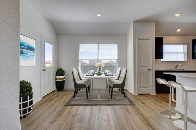 Building Photo - 618 Waterway Ave