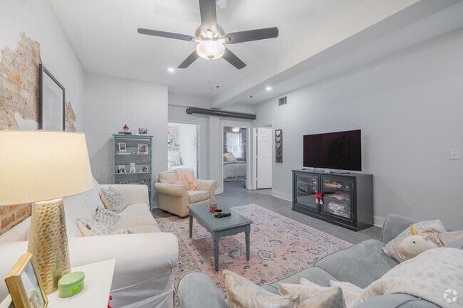 Interior Photo - 1000 King Apartments