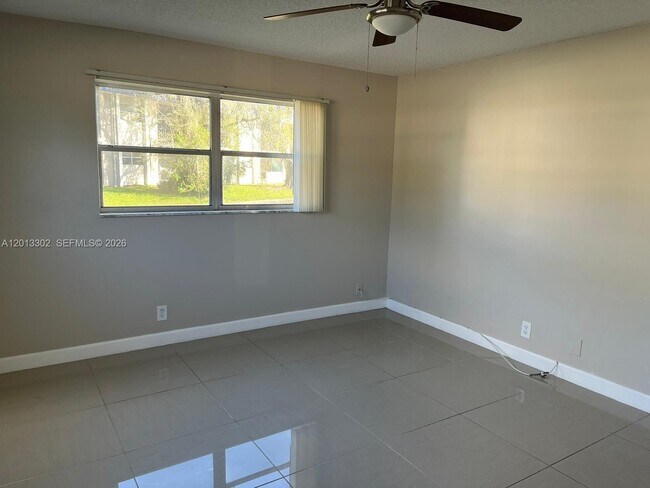 Building Photo - 8020 N Colony Cir