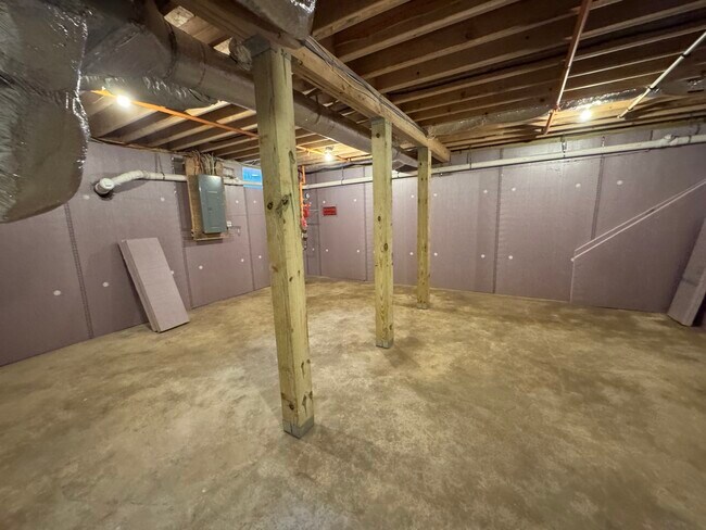 Building Photo - 69 Bowen St