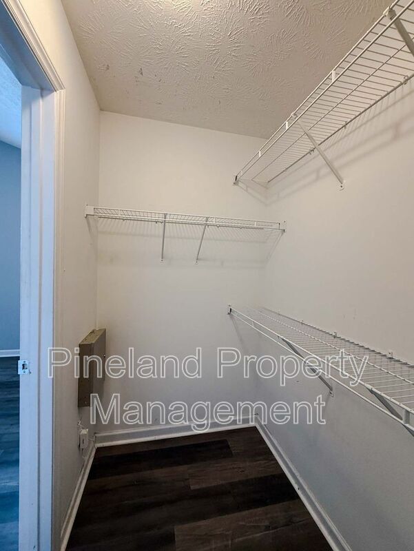 Building Photo - 225 Shakerstone Dr
