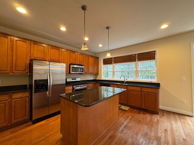 Building Photo - Gorgeous 4 Bed 3 Bath End Unit Brick Townh...