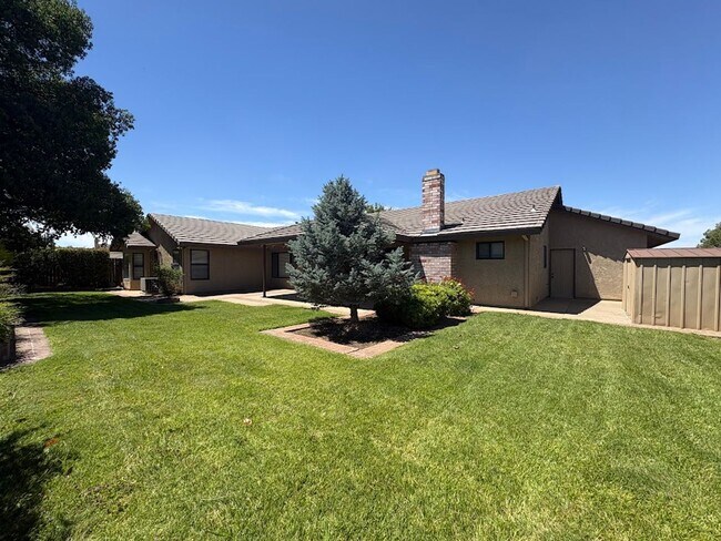 Building Photo - Spacious 4 Bedroom Home in Quiet Galt Neighborhood