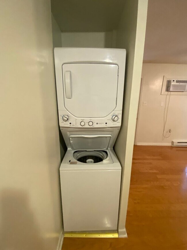 Building Photo - Lovely 1 Bedroom Apartment Near Duke West and Hospital