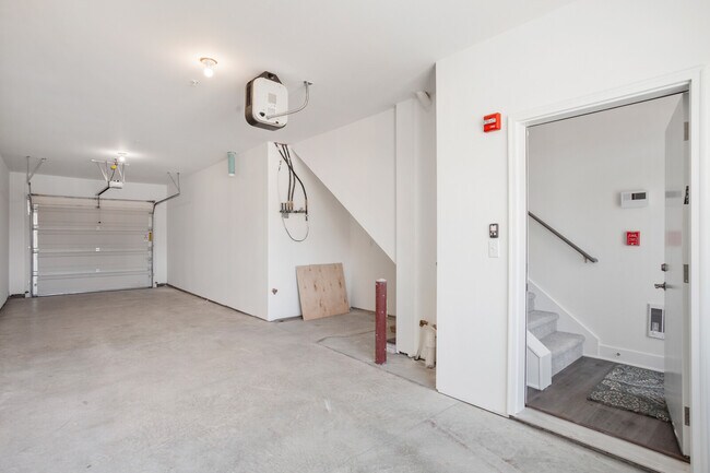 Heated Garage - 727 N Illinois St