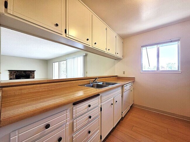 Building Photo - Beautiful, Very Large 2 Bedroom with Garage, Fireplace, Balcony & A/C Near Washoe Golf Course