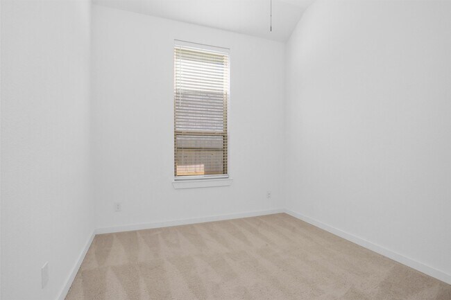 Building Photo - 256 Sky Top Dr