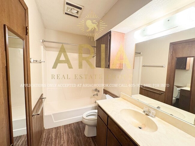 Building Photo - West Norman 2 Bed 1 Bath!