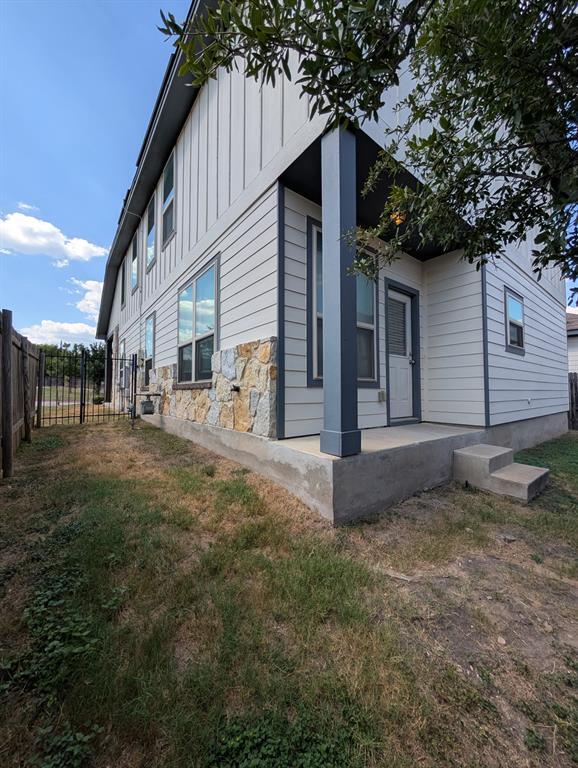 Building Photo - 1000 Boatswain Wy