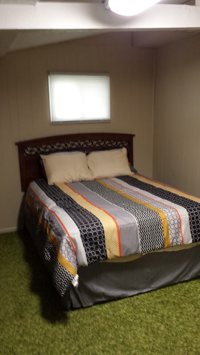 Building Photo - 504 24th St