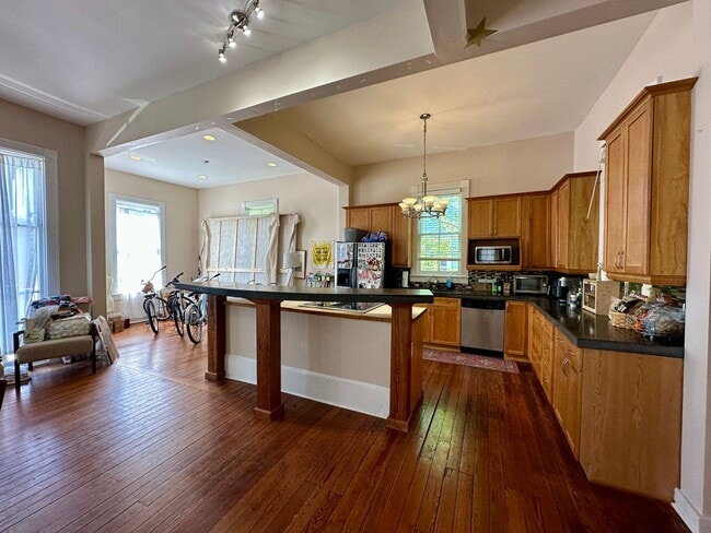 Building Photo - 3 BED | 2.5 BATH | WRAP AROUND PORCHES | MIDTOWN