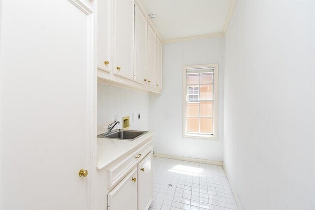 Building Photo - 4813 Holly St