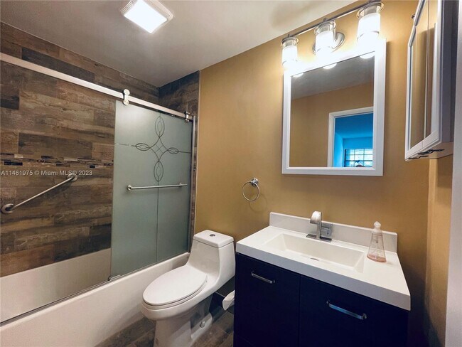 Building Photo - 925 NE 199th St