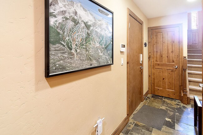 Building Photo - Beautiful townhome, ski shuttle, views, ut...
