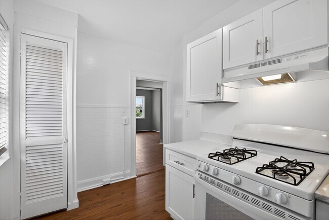 Building Photo - Narcissus