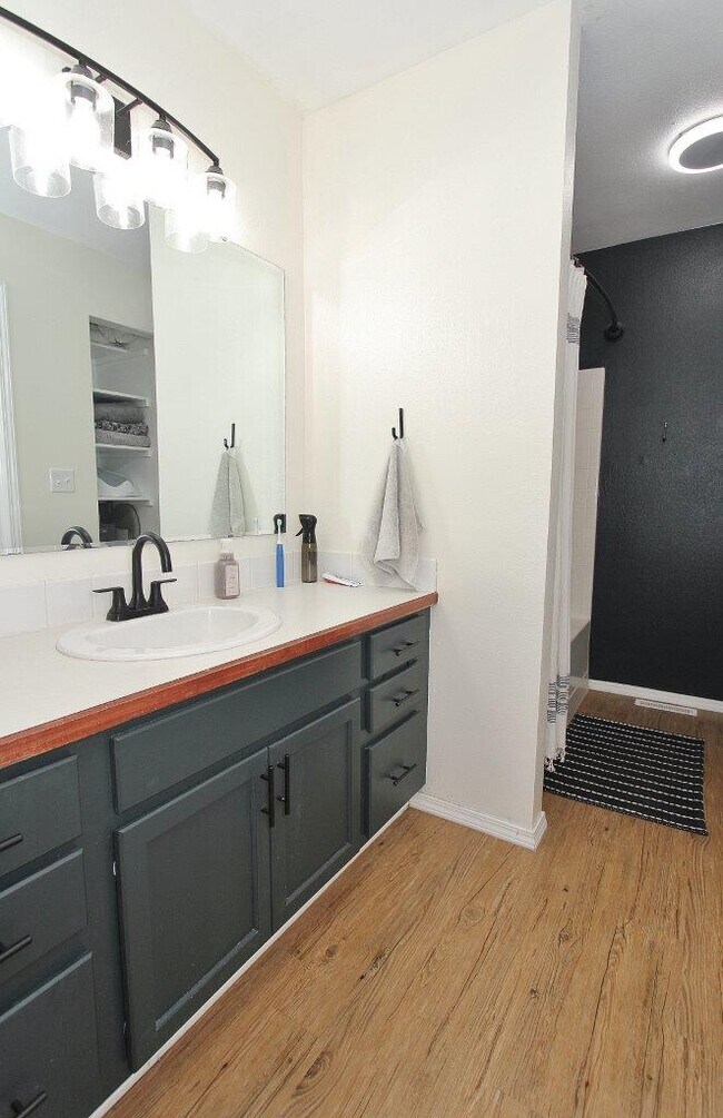 Building Photo - 1915 W Mulhuland Ct