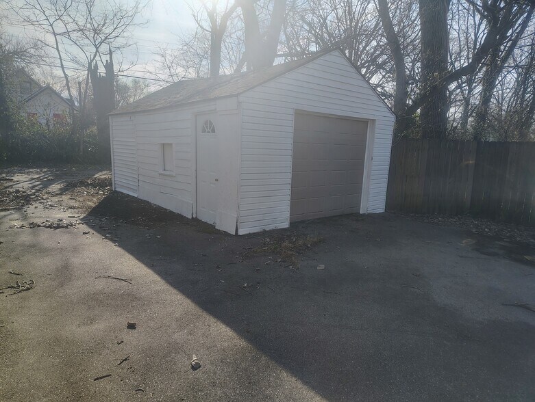 Building Photo - 1936 Shaftesbury Rd