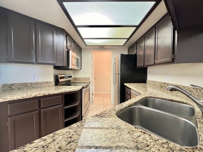 Building Photo - Luxurious 2 Bd 2 Ba Condo in Biltmore!