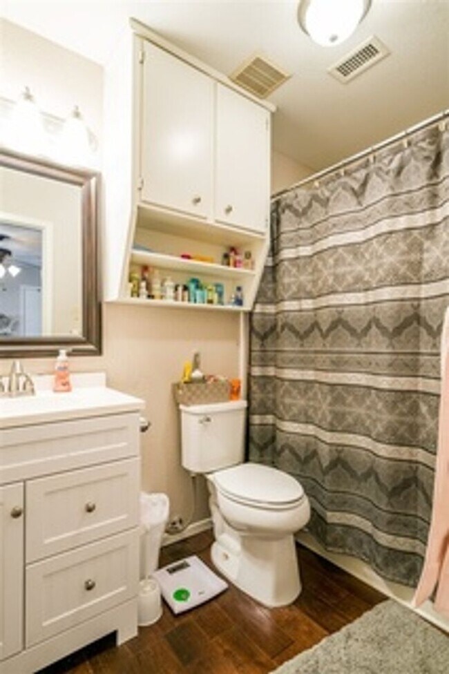 Building Photo - 2 Bed/2 Bath