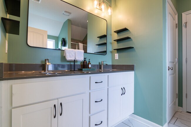 Building Photo - 4830 Fairmont Dr