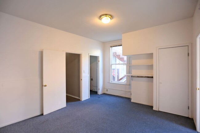 Building Photo - Spacious 3BR/1BA Full Floor Flat in North ...