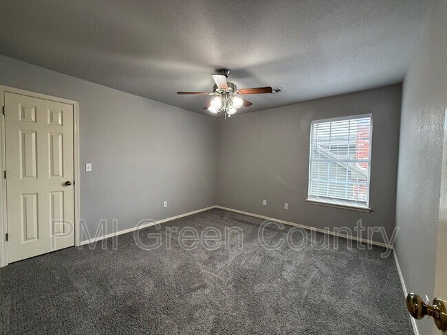 Building Photo - 4419 W Detroit Pl