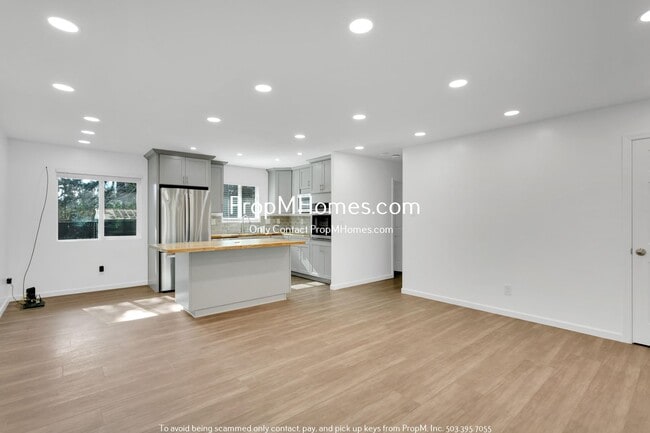 Building Photo - Fully Updated Three Bedroom Home in SE!