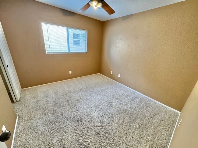 Building Photo - Beautiful 3 bedroom/2.5 bath home in great neighborhood